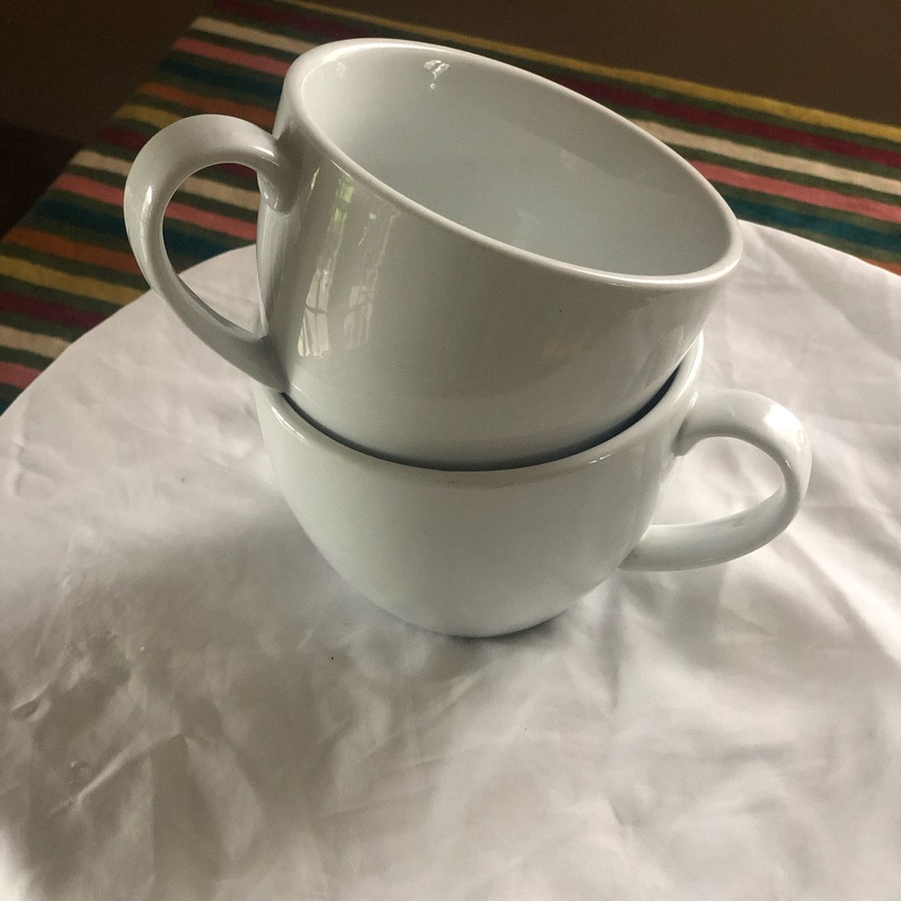 Set of Better Homes and Gardens mug set.